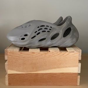 YZY FOAM RNR (5YOUTH)